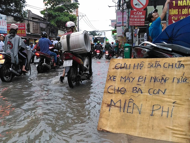 Ba anh em sửa xe miễn phí ở Sài Gòn